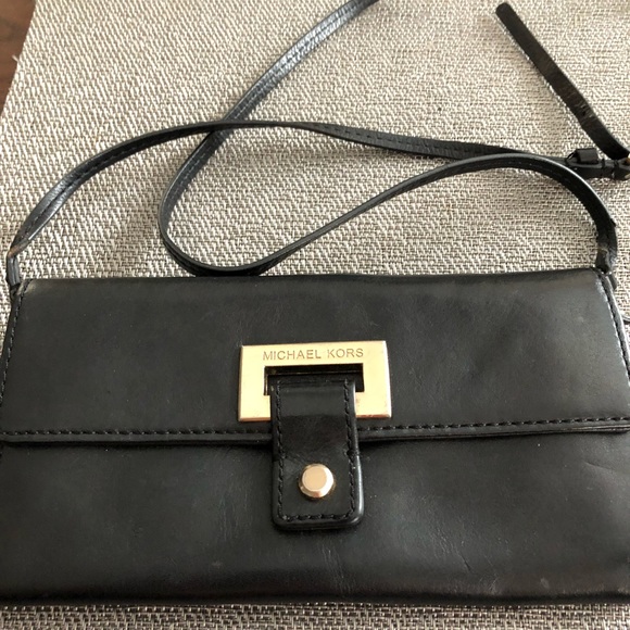 Michael Kors Handbags - Michael Kors Crossbody wallet